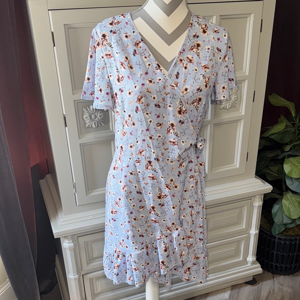 NWT Naggoo Floral V-Neck Wrap Dress Size Medium